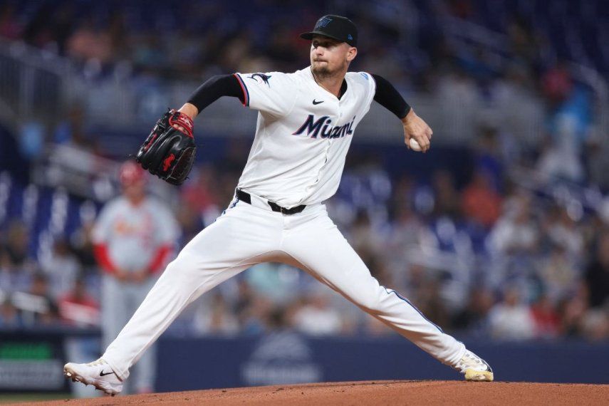 El lanzador Braxton Garrett, de los Marlins de Miami, trabaja en un compromiso ante los Cardenales de San Luis, el 17 de junio de 2024.