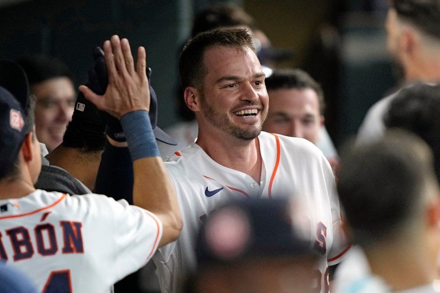 En foto del 17 de septiembre del 2022, Trey Mancini, con los Astros de Houston, celebra en el dugout tras conectar un jonrón ante los Atléticos de Oakland.