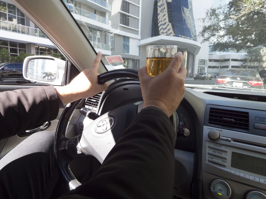 El proceso legal por DUI en Florida puede costar hasta 6.000 dólares en multas, gastos de abogado y seguro, así como unos 4.400 dólares de pérdida de salario.