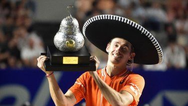 El australiano Alex De Miñaur celebra con su trofeo después de ganar el partido final de tenis individual masculino del ATP Open 500 de México contra el noruego Casper Ruud en la Arena GNP Seguros en Acapulco, Estado de Guerrero, México, el 2 de marzo de 2024.  