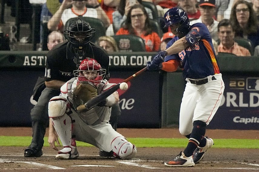 El venezolano José Altuve, de los Astros de Houston, batea un doble en el segundo juego de la Serie Mundial ante los Filis de Filadelfia, el sábado 29 de octubre de 2022&nbsp;