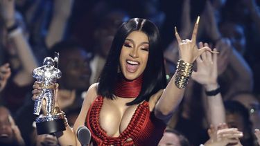 Cardi B arecibe el premio al mejor video de hip hop por Money en los Premios MTV a los Videos Musicales en el Prudential Center el lunes 26 de agosto de 2019 en Newark, Nueva Jersey.