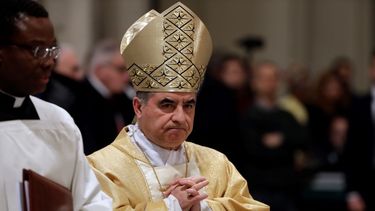 El cardenal Giovanni Angelo Becciu preside una liturgia eucar&iacute;stica en Roma. El poderoso jefe de la oficina de canonizaciones del Vaticano renunci&oacute; el jueves, 24 de septiembre del 2020, al cargo y a sus derechos como cardenal, en medio de un esc&aacute;ndalo financiero que al parecer le implica indirectamente.&nbsp;