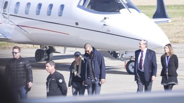 Gerard Piqué, junto a su mujer la cantante colombiana Shakira, a su llegada a Argentina.