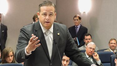 El senador Artiles habla a la cámara estatal.