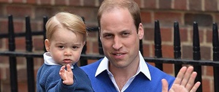 El pequeño George junto a su padre el príncipe Guillermo. (EFE)