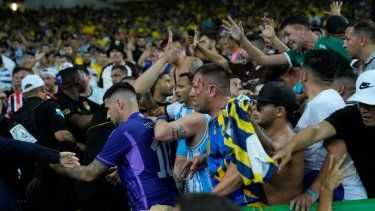 En foto del martes 21 de noviembre del 2023, aficionados de Brasil y Argentina pelean durante el encuentro de la eliminatoria sudamericana a la Copa Mundial 2026.&nbsp;