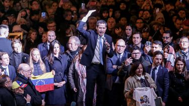 Guaidó llama a la acción en un encuentro con la diáspora venezolana en la Puerta del Sol. Los manifestantes han gritado Sánchez traidor por no reunirse con Guaidó