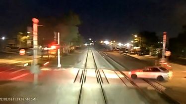 Esta imagen recoge el momento que el conductor se acercaba a la línea ferroviaria del tren rápido Brightline.