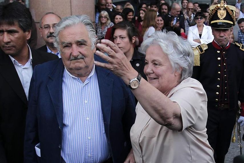 El presidente de Uruguay, José Mujica, acompañado de su esposa, la senadora Lucía Topolansky, asisten a la ceremonia de arriado del Pabellón Nacional el 27 de febrero de 2015, en la Plaza Independencia en Montevideo. (EFE).