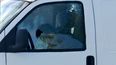 La foto muestra el cuerpo sin vida de un hombre en el asiento del conductor de una furgoneta, en Torrance, California, el 22 de enero de 2023.