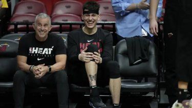 El jugador del Heat de Miami, Tyler Herro (derecha), sonríe mientras observa desde la banca una práctica antes del tercer juego de la final, el 6 de junio de 2023.