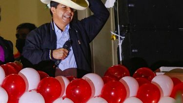 El presidente electo de Perú, Pedro Castillo, gesticula durante una celebración en la sede de Perú Libre, luego de la ceremonia en la que recibió sus cartas credenciales para el período 2021-2026 en Lima, el 23 de julio de 2021. Castillo dijo que copiará modelos extranjeros. e insistió en que no es chavista ni comunista. Castillo prestará juramento el 28 de julio durante una ceremonia tradicional en el Congreso.
