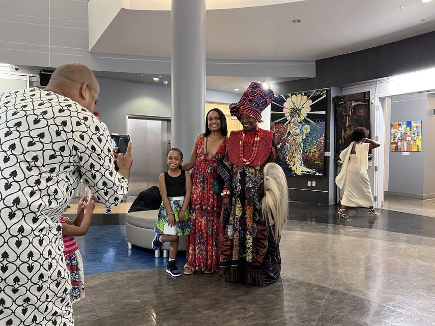 La Dra. Nike Davies-Okundaye posa para una foto en la inauguración de AfriKin Art Fair, en North Miami, este 3 de diciembre.&nbsp;