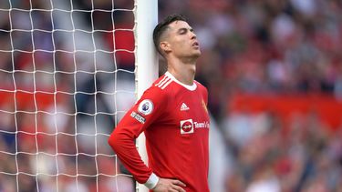 Cristiano Ronaldo del Manchester United descansa junto a la portería en un partido de la Liga Premier entre el Manchester United y Norwich City en el estadio Old Trafford en Manchester, Inglaterra, el 16 de abril de 2022. Ronaldo y su esposa Georgina Rodríguez anunciaron el 18 de abril de 2022 la muerte de su hijo mellizo recién nacido.&nbsp; 