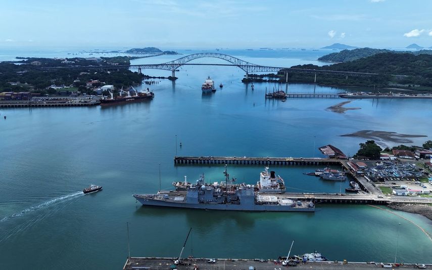 El buque de guerra de la Marina de los EEUU USS Lake Erie (CG 70) atraca en el Puerto de Balboa en la Ciudad de Panamá el 29 de agosto de 2025; se dirige al Caribe frente a las costas de Venezuela.