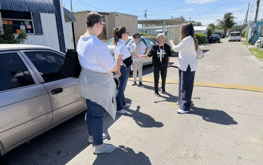 El intercambio directo con residentes marca la segunda presencia de la legisladora Ileana García a Silver Court Mobile Home Park, en La Pequeña Habana.