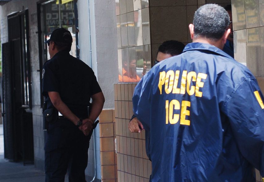 Un agente de la oficina de inmigración y aduanas (ICE). 