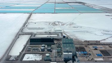 Vista aérea del complejo estatal de extracción de litio en el Salar de Uyuni, Bolivia, país que se prepara para producir litio, un elemento clave para la industria electromotriz de China. Pablo Cozzaglio / AFP)