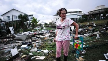 Jewell Baggett, de pie junto a una decoración navideña que recuperó de entre los restos de la casa de su madre, mientras busca otras pertenencias en la casa rodante que su abuelo adquirió en 1973 y en la que se hicieron varias ampliaciones a lo largo de las décadas, en Horseshoe Beach, Florida, tras el paso del huracán Idalia, el 30 de agosto de 2023.