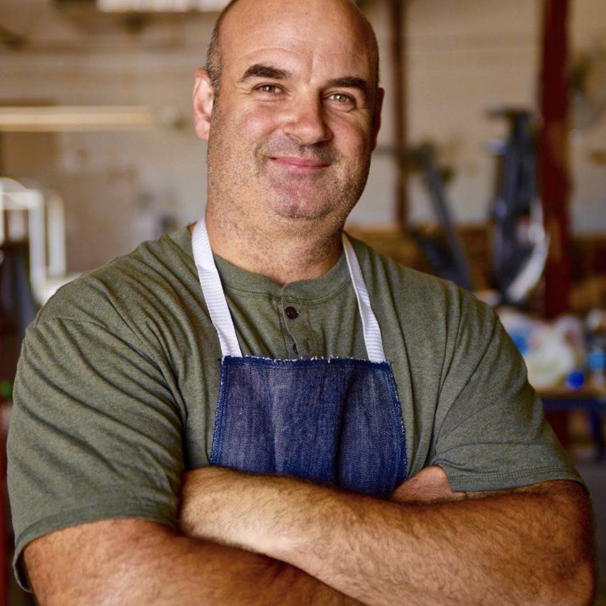 Peter Erdei en el taller de carpintería.&nbsp;&nbsp;