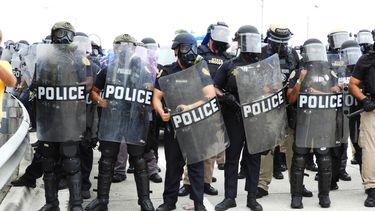 Polic&iacute;a impide el paso de los manifestantes a la autov&iacute;a I-95.