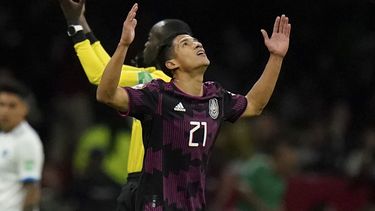 Uriel Antuna, de la selección de México, festeja luego de conseguir un tanto ante El Salvador, durante un partido de la eliminatoria al Mundial, realizado el miércoles 30 de marzo de 2022, en el Estadio Azteca