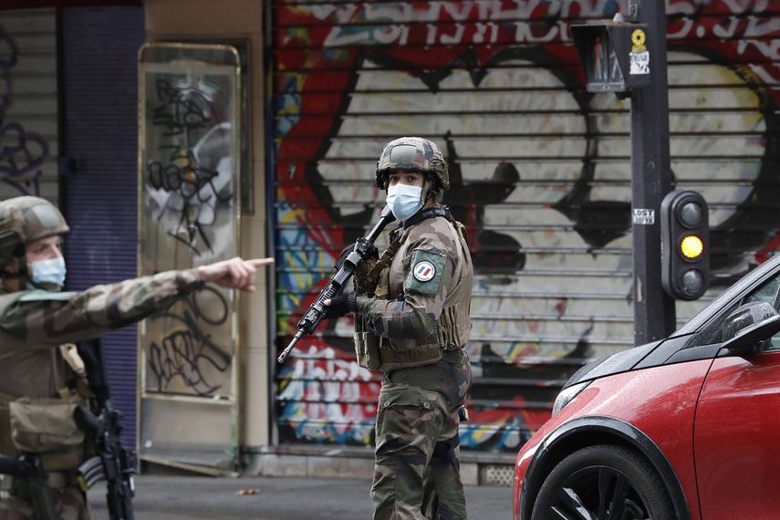 Soldados franceses patrullan por una calle luego de que cuatro personas resultaron heridas en un ataque con un cuchillo cerca de las antiguas oficinas de la revista sat&iacute;rica Charlie Hebdo, el 25 de septiembre de 2020 en Par&iacute;s.