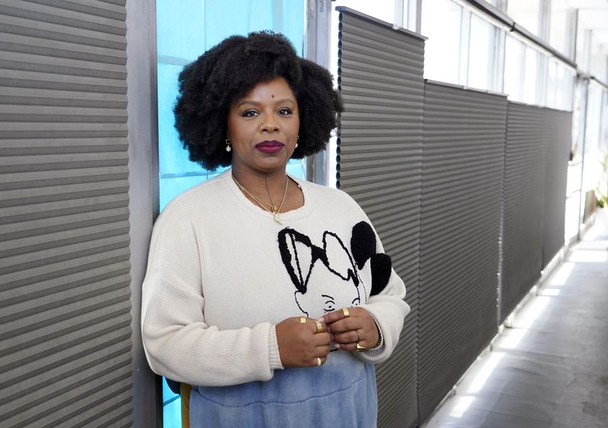 La artista Patrisse Cullors posa para un retrato en su estudio el viernes 24 de marzo de 2023, en Los Ángeles. Cullors asegura que el arte le ha salvado muchas veces la vida.