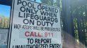 Un letrero que advierte que la piscina sólo operará con salvavidas en Wrightwood Park en Chicago, junio de 2022. Un letrero que advierte que la piscina sólo operará con salvavidas en Wrightwood Park en Chicago, junio de 2022.