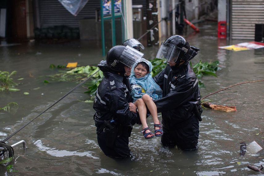 Dos bomberos rescatan a un niño.&nbsp;
