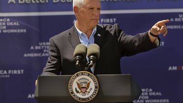 El vicepresidente Mike Pence pronuncia un discurso en la empresa Elite Well Services en Artesia, Nuevo México, el miércoles 21 de agosto de 2019. (Jim Thompson/The Albuquerque Journal vía AP)