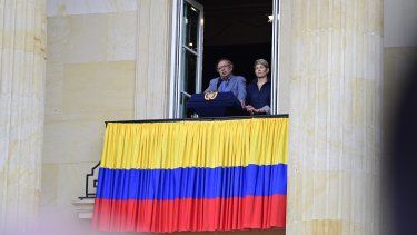 Gustavo Petro el 01MAY23 hablando desde un balcón de la Casa de Nariño. 