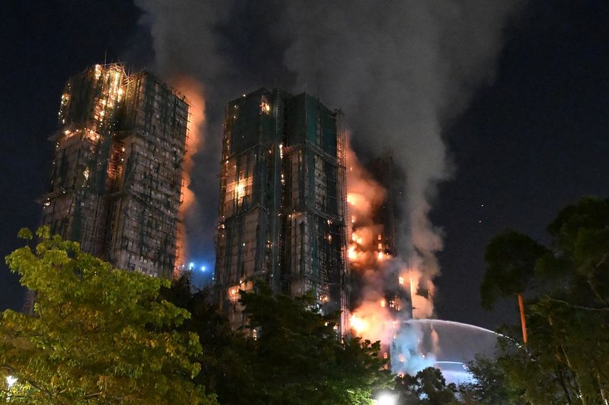 La cantidad de muertos y desaparecidos se elevan entre la densa columna de humo y llamas, tras el gran incendio en el complejo residencial Wang Fuk Court, en el distrito Tai Po de Hong Kong, el 26 de noviembre de 2025. &nbsp;