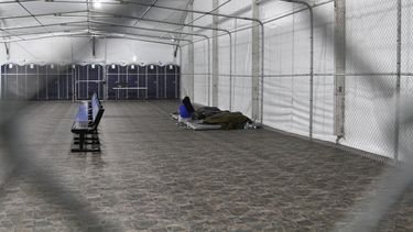 Migrantes detenidos en un área de carpas con aire acondicionado en un centro de la Patrulla Fronteriza en Tornillo, Texas, el jueves 15 de agosto de 2019.&nbsp;