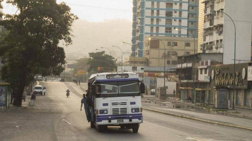 La medida de los transportistas coincide con una manifestación convocada por la Mesa de la Unidad hasta la sede del Tribunal Supremo de Justicia.