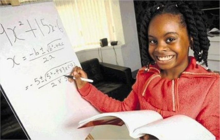 Los padres de la niña prodigio dicen a ella le resultaba muy difícil  ir al colegio y por eso asumieron su educación en casa. Foto Twitter vía @esther_okade