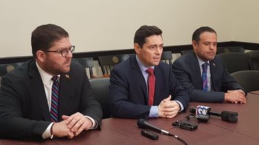Carlos Vecchio (cen.), embajador del presidente encargado de Venezuela, Juan Guaidó, en EEUU, reunido con la diáspora en Houston, Texas, el 13 de marzo de 2019.