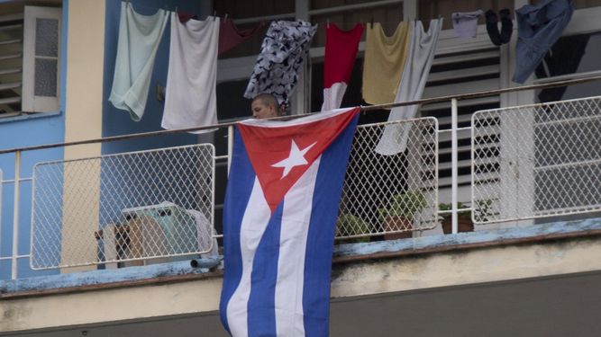 Vista de una bandera desde un balc&oacute;n de La Habana, Cuba, en mayo de 2020.