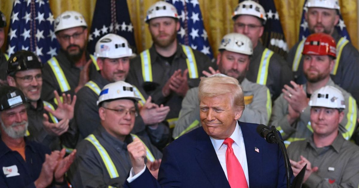 Trump firma decretos para impulsar la minería y la producción de carbón en EEUU