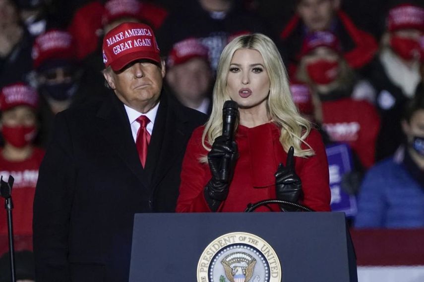 Ivanka Trump junto a su padre el expresidente Donald Trump, durante un acto de camapaña en 2020.&nbsp;