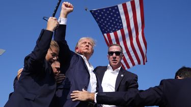 La histórica imagen del expresidente Donald Trump tras el atentado en un mitin de campaña en Pennsylvania.