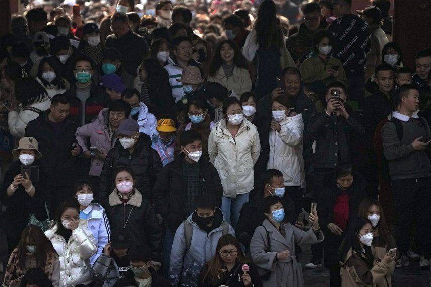 Gente, algunos con mascarilla, visitan el Templo del Cielo en Beijing, 26 de febrero de 2023. China dice que ha sido “abierta y transparente” en la búsqueda de los orígenes de la pandemia de COVID-19 y rechaza las críticas de Estados Unidos por politizar el asunto.&nbsp;
