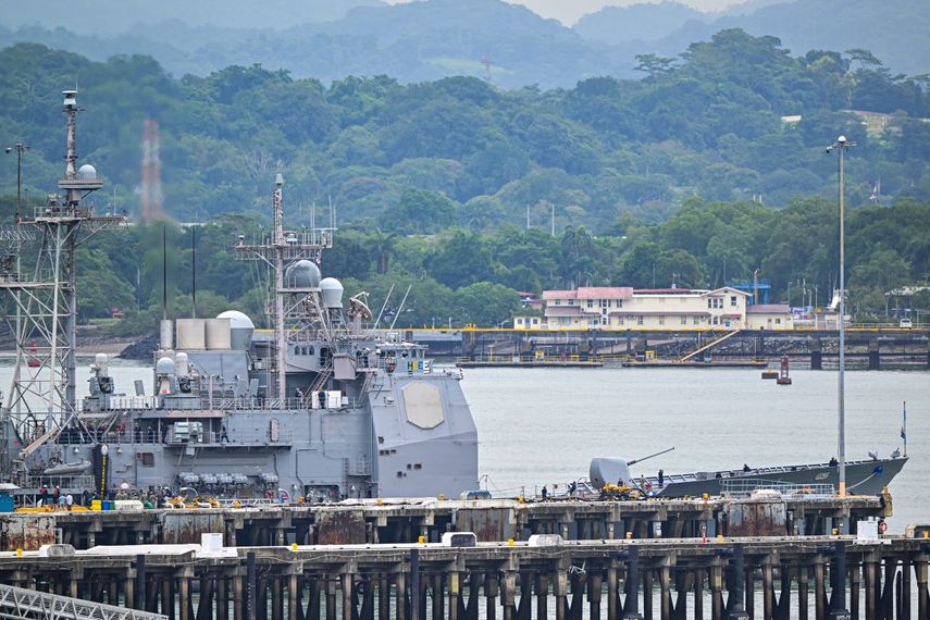 El buque de guerra de la Marina de los EEUU USS Lake Erie (CG 70) atraca en el Puerto de Balboa en la Ciudad de Panamá el 29 de agosto de 2025; se dirige al Caribe frente a las costas de Venezuela.