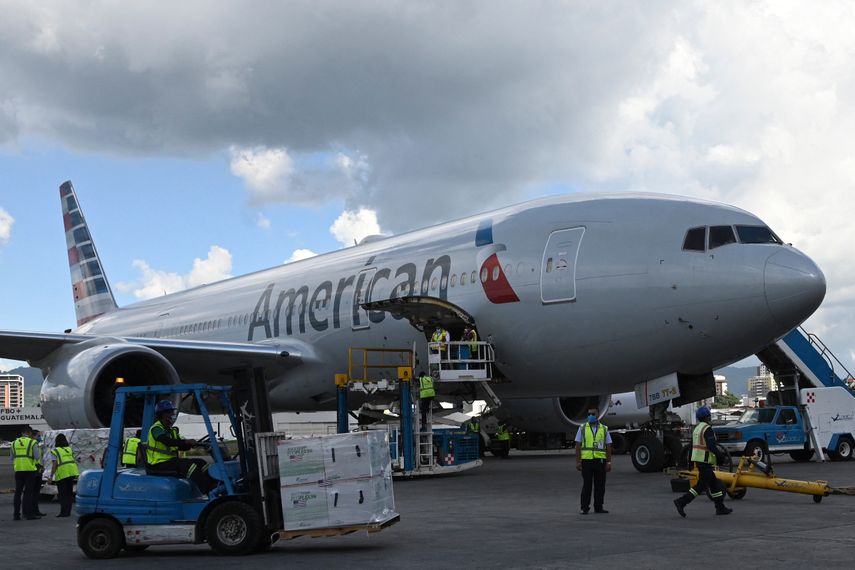 Los empleados del aeropuerto descargan un lote de 1.5 millones de dosis de la vacuna Moderna donada por los EEUU que llegó al Aeropuerto Internacional Aurora en la Ciudad de Guatemala, el 8 de julio de 2021.&nbsp;