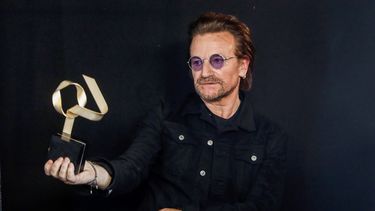 El cantante Bono, de la banda irlandesa&nbsp;U2, posa con el Golden Award, tras la gala de entrega de los Premios de Música Los40.