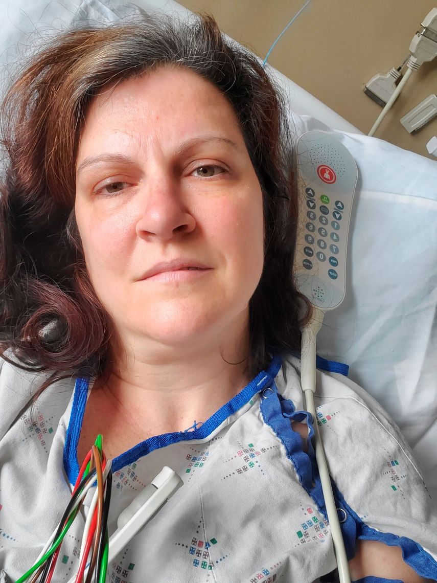 Esta fotograf&iacute;a del 6 de mayo de 2020 facilitada por Darlene Gildersleeve, de 43 a&ntilde;os, de Hopkinton, Nueva Hampshire, la muestra cuando estuvo internada en un hospital en Manchester despu&eacute;s de sufrir embolias debido a unos trombos relacionados con el COVID-19.
