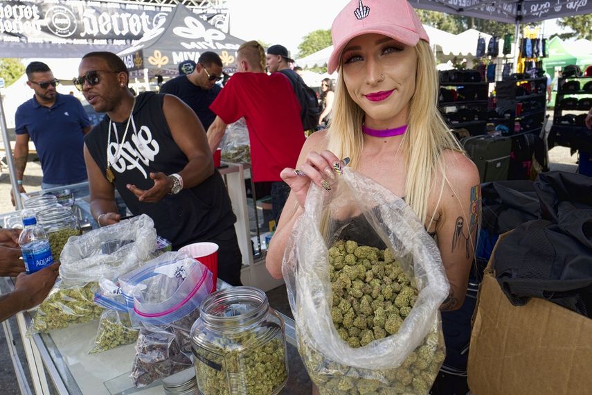 Fotograf&iacute;a de archivo del 21 de abril de 2018 de una vendedora ofreciendo cannabis durante la llamada Copa High Times 420 SoCal Cannabis en San Bernardino, California.&nbsp;