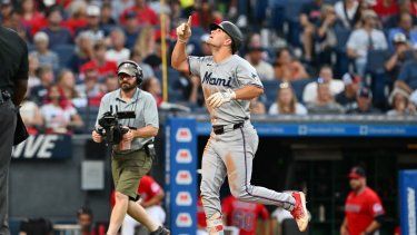 Jakob Marsee , de los Miami Marlins, celebra tras conectar un jonrón de dos carreras en la quinta entrada contra los Cleveland Guardians&nbsp; &nbsp; &nbsp;
