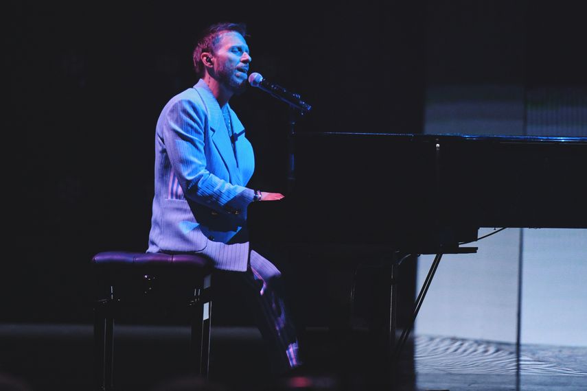 Noel Schajris protagoniza uno de los mejores momentos de la gala, el tributo musical en honor a Víctor Manuelle, quien recibió el Premio Lo Nuestro a la Trayectoria, el 23 de febrero de 2022.